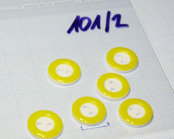 Plastični gumbi z rumenim robom
