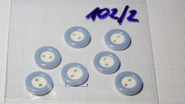 plastični gumbi s svetlo modrim robom