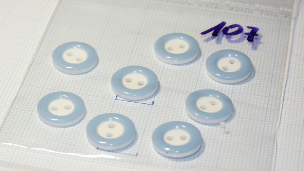 Plastični gumbi z svetlo modrim robom